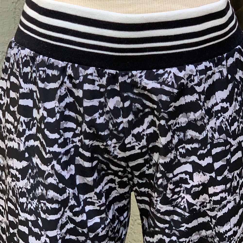 FABLETICS Abstract black and white Eve jogger. S - Picture 4 of 8